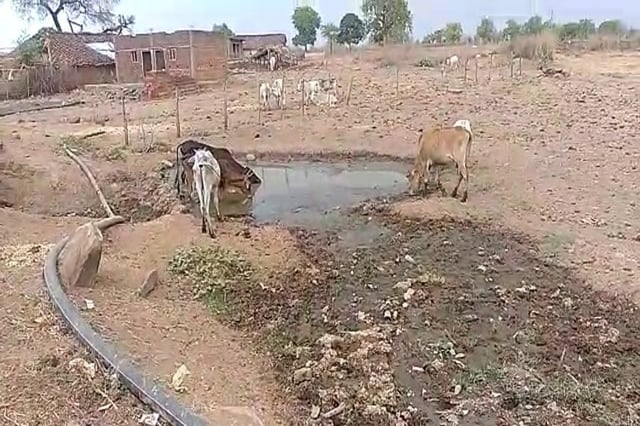 खमरिया गांव में हैंडपंप से निकल रहा दूषित पानी