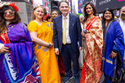 Fashion Show: न्यूयॉर्क के टाइम्स स्क्वायर के साड़ी वॉकथॉन में लहराईं रंगबिरंगी
500 साड़ियों में NRI नारियां