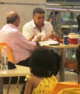पैदल निकल पड़े इजराइल के पूर्व उपप्रधानमंत्री, तुअर की दाल का लुफ्त उठा वेटर से बोले थैन्क्यू