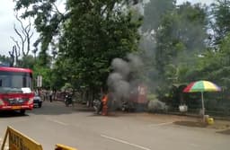 VIDEO देखिये कैसे बीच रोड चलती बाइक जलने लगी , गाड़ी में लगी आग देख सहम जाएगे
