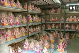 Ganesh Chaturthi 2020 : गोबर से बनाई जा रहीं भगवान गणेश की मूर्तियां, इलाज करते दिखें विघ्नहर्ता