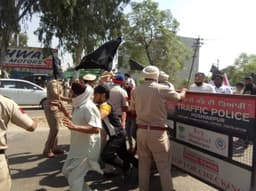 केन्द्रीय राज्यमंत्री का अपने घर में विरोध, त्रिस्तरीय सुरक्षा घेरा तोड़ किसानों का हंगामा