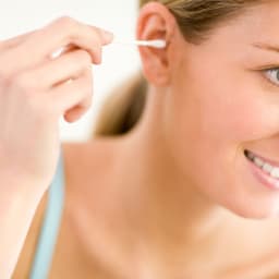 कान खुद से साफ करने से वैक्स अंदर जा सकती, सुनाने में दिक्कत हो जाती