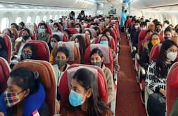 Russia Ukraine Crisis: 219 भारतीयों को लेकर मुंबई पहुंचा एयर इंडिया का विमान, केंद्रीय मंत्री पीयूष गोयल ने किया स्वागत