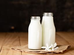 Raw Milk Benefits: त्वचा को निखारने से लेकर हड्डियों को मजबूत बनाने में फायदेमंद होता है कच्चा दूध