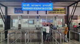 दीवाली से पहले Train Ticket की दलाली शुरू, RPF ने लखनऊ से किया गिरफ्तार, हर टिकट पर वसूली
