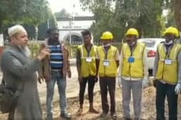 महाराष्ट्र में डीएम की कुर्सी जब्त करने मजदूरों के साथ पहुंचा किसान, मचा हड़कंप