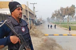 Pakistan: तालिबानी कैदियों का हंगामा, पुलिस के हथियार छीने, बनाया बंधक