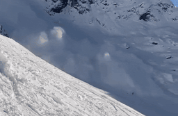 Austria Avalanche Video: अचानक पैरों के नीचे से खिसकी बर्फ, सांसत में आ गई 10 स्कीयर्स की जान, हेलीकॉप्टर से किया रेस्क्यू