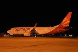 SpiceJet  की दिल्ली-पुणे फ्लाइट में बम की खबर, एयरपोर्ट पर जांच जारी