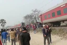 बिहार: दो हिस्सों में बंटी यात्रियों से भरी सत्याग्रह एक्सप्रेस ट्रेन, बेतिया में कंपलिंग टूटने से हुआ हादसा