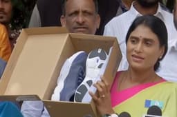 YSRTP प्रमुख वाईएस शर्मिला ने सीएम केसीआर के लिए खरीदे जूतें, जानें क्यों