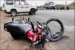 पुणे में दर्दनाक हादसा, बेकाबू टेंपो ने बाइक को मारी टक्कर, मां-बेटे समेत 3 की मौके पर ही मौत