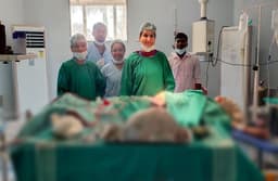 सर्जरी कर युवती के पेट से निकाला 11 किलो का ट्यूमर