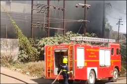ठाणे के मुंब्रा इलाके में आग का तांडव, 3 गोदाम और 4 दुकानें जलकर खाक