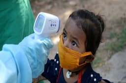 इस देश में फिर बढ़ा कोरोना का खौफ, पिछले एक महीने में 1.30 लाख बच्चे हुए संक्रमित