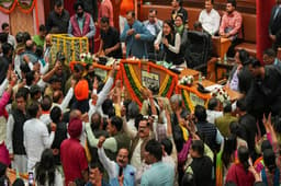 दिल्लीः MCD सदन बना जंग का अखाड़ा, स्टैंडिंग कमेटी चुनाव में धांधली के आरोप पर BJP-AAP पार्षदों में मारपीट