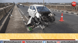 नई कार का खतरनाक एक्सीडेंट, पुल का हिस्सा भी टूटा - देखें वीडियो