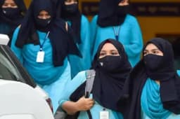 हिजाब पहनकर परीक्षा केंद्रों में जाने की अनुमति नहीं, होली के बाद सुप्रीम कोर्ट करेगा सुनवाई