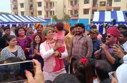 Video: 'दिल बहलता है मेरा...' गाने पर जवानों के साथ जमकर नाचे गोविन्दा