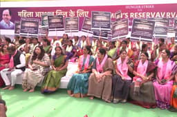 महिला आरक्षण बिल की मांग पर तेलंगाना CM की बेटी का जंतर-मंतर पर धरना शुरू, 17 पार्टी दे रहे समर्थन