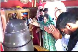 PDP चीफ महबूबा मुफ्ती की महादेव पूजा पर बवाल, BJP ने बताया नौटंकी, मौलाना भी भड़के, देंखे Video