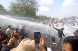 Video: जयपुर में डॉक्टर्स और पुलिस आमने-सामने, वाटर कैनन से पानी की बौछार, धक्का-मुक्की