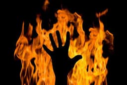 पेट्रोल के डिब्बे में गिर गई अगरबत्ती की चिंगारी, पूजा कर रही महिला की जलकर मौत