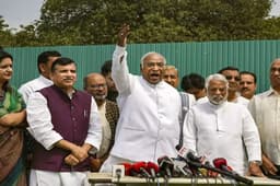 राहुल गांधी पर एक्शन से भड़की कांग्रेस, कहा- लोकतंत्र की 'अर्थी' उठी, बुलाई अर्जेंट मीटिंग