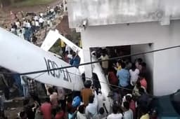 धनबाद में बड़ा हादसा: उड़ान भरते ही क्रैश हुआ ग्लाइडर, 2 लोग घायल