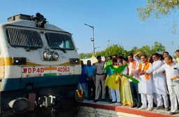 video: निवाई में मदुरई-बीकानेर एक्सप्रेस ट्रेन का हुआ ठहराव, सांसद जौनापुरिया ने किया लोको पायलट का स्वागत