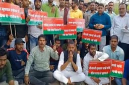 अयोध्या में अपने ही नेता के खिलाफ धरने पर बैठे सपा के कार्यकर्ता, नेता को देना पड़ा इस्तीफा