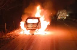 चलती कार में अचानक लगी आग, जिंदा जला चालक