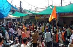 बेमेतरा की घटना पर दुर्ग बंद, नहीं खुली दुकानें, विरोध में निकली रैली