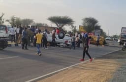 ट्रैक्टर-टैंकर को कार ने पीछे से मारी टक्कर, कार सवार मानोता व बिंजूसर के दो युवकों की मौत