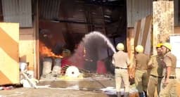 Photo: डानकुनी में प्लास्टिक कारखाने में लगी आग....देखें तस्वीरें