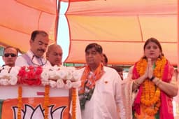 निकाय चुनाव: बदायूं में डिप्टी CM केशव मौर्य के मंच पर पहुंचा कांग्रेस का कैंडिडेट, ज्वाइन कर ली BJP