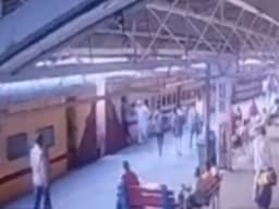 Sultanpur News: जीआरपी कॉन्स्टेबल की बहादुरी का Video; ट्रेन में चढ़ते समय यात्री का फिसला पैर, सिपाही ने बचाई जान