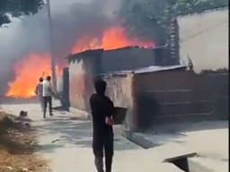 Kushinagar News: कुशीनगर में लगी भीषण आग, एक ही परिवार के 5 लोग जिंदा जले, सीएम Yogi ने जताया दुख