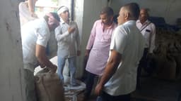 सरकारी खरीद केंद्रों पर श्रमिकों का टोटा, किसान उपज तौलने को मजबूर