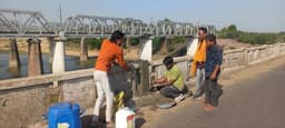 खबर का असर -नर्मदा ब्रिज पर पहुंची एमपीआरडीसी की टीम, टूटी रैलिंग की मरम्मत शुरू