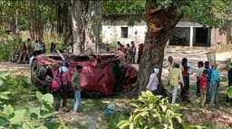 Bahraich News : बाइक सवार शिक्षक- शिक्षिका को रौंदते हुए पेड़ से टकराई कार, हवा में उड़ी शिक्षिका 4 की मौत 5 घायल