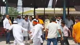 Kannauj news: मतगणना के दौरान बसपा नेता की पिटाई, पुलिस ने भीड़ को भगाया