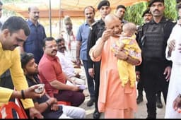 Gorakhpur news: दिव्यांग सफाईकर्मी की पुत्री को सीएम योगी ने अपने हाथों से खिलाई खीर, पूरी हुई मन्नत