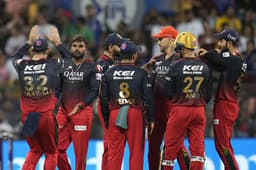 RCB ने सनराइजर्स हैदराबाद के खिलाफ टॉस जीता, पहले गेंदबाजी करने का फैसला किया