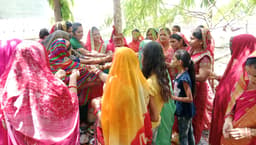 शनिदेव को तेल चढ़ाने मंदिरों में उमड़ी भीड़, सुहाग की लंबी उम्र के लिए महिलाओं ने किया वट सावित्र का व्रत