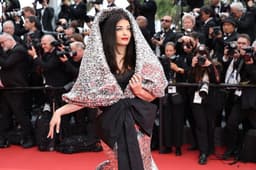 Cannes 2023 : सिल्वर हुडी गाउन पहनकर रेड कारपेट पर उतरीं ऐश्वर्या राय बच्चन, देखते रह गए लोग