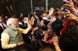 प्रोटोकॉल तोड़ते हुए जापान में भारतीयों से मिले PM मोदी, बच्चे पर यूं लुटाया प्यार, देंखे Video