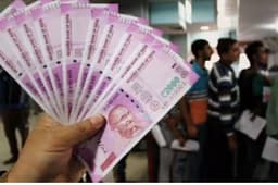 2000 Rupees Note: 2000 रुपए के नोट बंद को बदलवाने के लिए लोग पहुंचे बैंक, लखीमपुर में जमा हुए 50 लाख