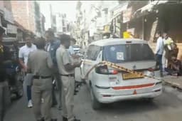 दिल्ली के यमुना विहार रोड पर वैन में मिली लाश, इलाके में मचा हड़कंप, जांच में जुटी पुलिस